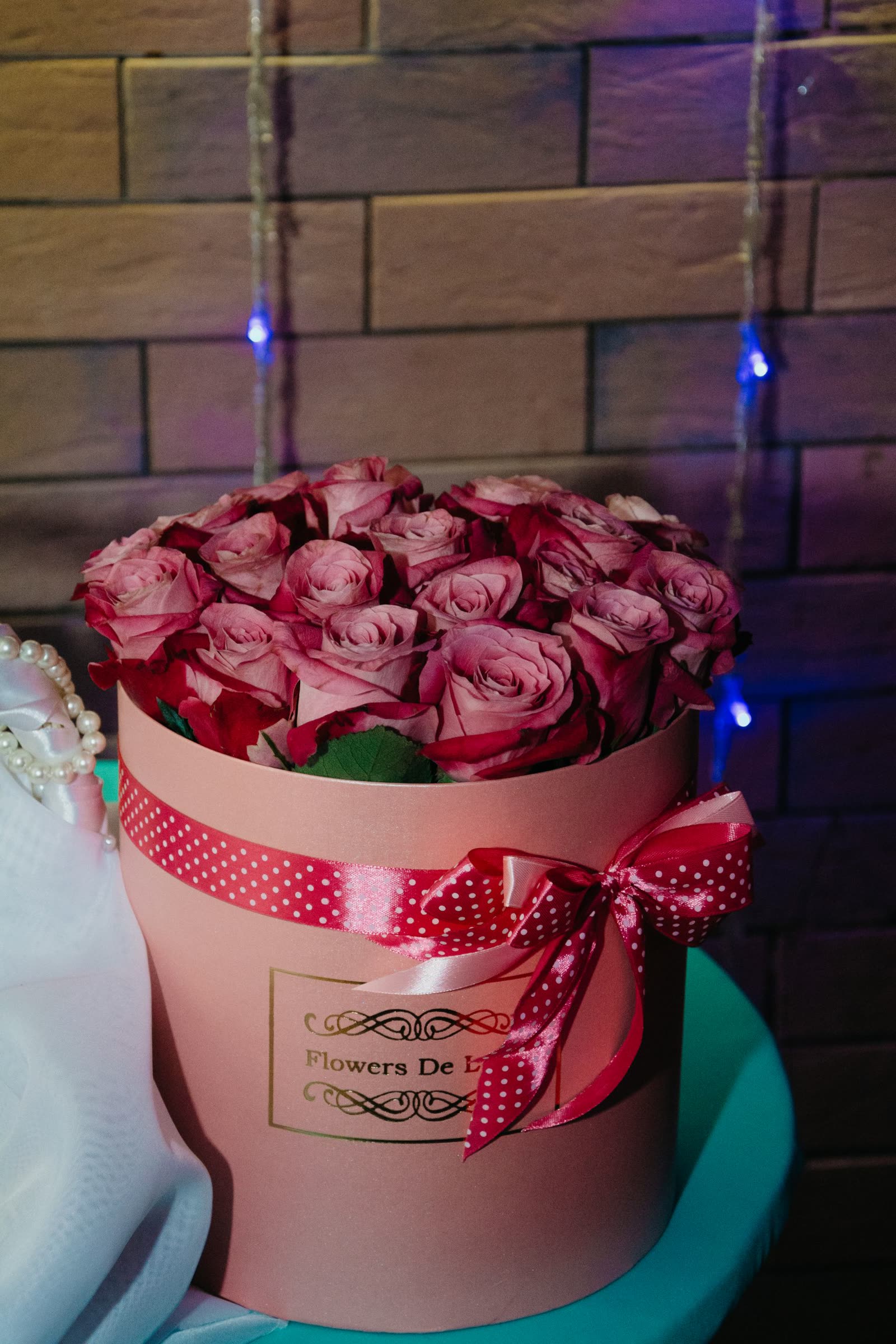 Pink roses in a round gift box